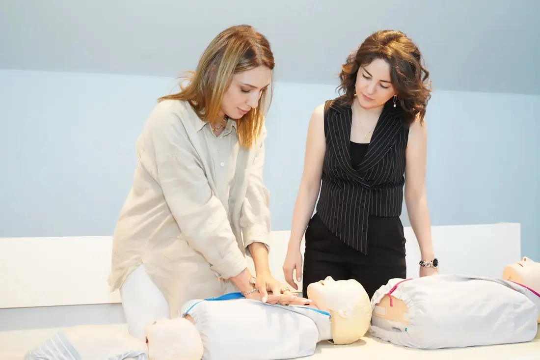 Formation SST Reims, deux stagiaires sur mannequin de premiers secours